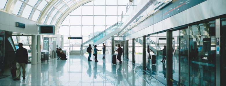 Travelers at airport - dynamic pricing